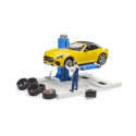 Taller mecánico de juguete bworld de Bruder con coche descapotable y plataforma elevadora a escala 1:16.