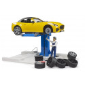 Taller de juguetes bworld Bruder con coche descapotable y plataforma elevadora a escala 1:16