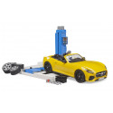 Taller de juguetes bworld Bruder con coche descapotable y plataforma elevadora a escala 1:16