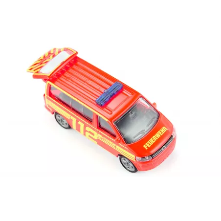 Vehículo de bomberos de juguete VW T5 de Siku en miniatura metálica con enganche de remolque.