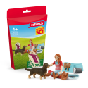 Set Schleich de Hannah con perro teckel, saco de dormir y accesorios para acampar en el establo de juguete.