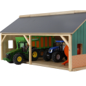 Hangar de madera a escala 1:50 para tractores de juguete con techo abatible.