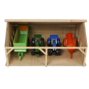 Hangar de madera a escala 1:50 para tractores de juguete con techo abatible.