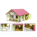 Establo de juguete de madera rosa con dos compartimentos y techo abatible a escala 1:24.