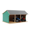 Cobertizo grande de madera de juguete para tractores infantiles con techo abatible.