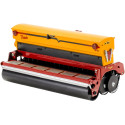 Réplica a escala 1:32 de la sembradora de pastos VREDO Agri 290 para coleccionistas y dioramas agrícolas.