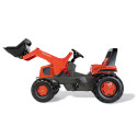 Tractor a pedales rollyJunior Kubota para niños con capó abatible y asiento ajustable.