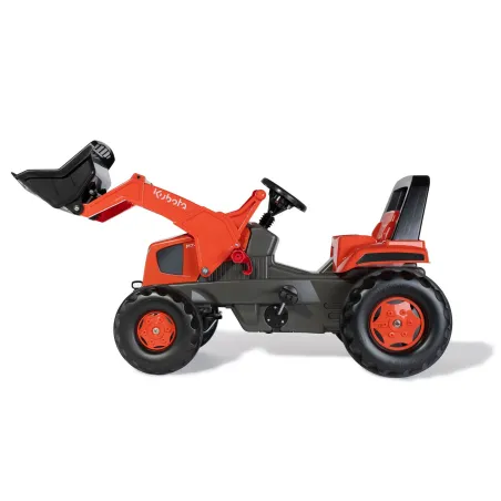 Tractor a pedales rollyJunior Kubota para niños con capó abatible y asiento ajustable.