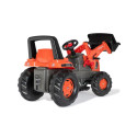 Tractor a pedales rollyJunior Kubota para niños con capó abatible y asiento ajustable.