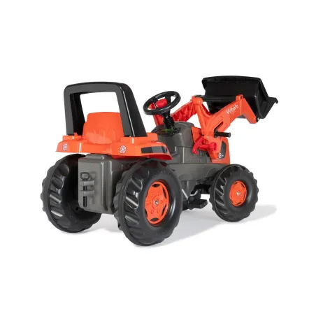 Tractor a pedales rollyJunior Kubota para niños con capó abatible y asiento ajustable.