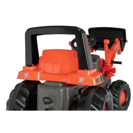 Tractor a pedales rollyJunior Kubota para niños con capó abatible y asiento ajustable.