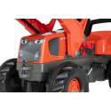 Tractor a pedales rollyJunior Kubota para niños con capó abatible y asiento ajustable.