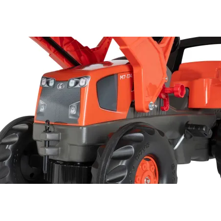 Tractor a pedales rollyJunior Kubota para niños con capó abatible y asiento ajustable.