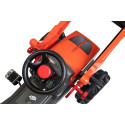 Tractor a pedales rollyJunior Kubota para niños con capó abatible y asiento ajustable.