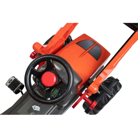 Tractor a pedales rollyJunior Kubota para niños con capó abatible y asiento ajustable.