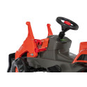 Tractor a pedales rollyJunior Kubota para niños con capó abatible y asiento ajustable.