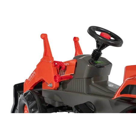 Tractor a pedales rollyJunior Kubota para niños con capó abatible y asiento ajustable.