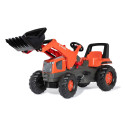 Tractor a pedales infantil rollyJunior Kubota con capó abatible y asiento ajustable para juego al aire libre.