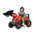 Tractor a pedales rollyJunior Kubota para niños con capó abatible y asiento ajustable.