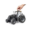 Tractor de juguete negro Deutz-Fahr 8280 TTV Warrior a escala 1:16 con cabina accesible.