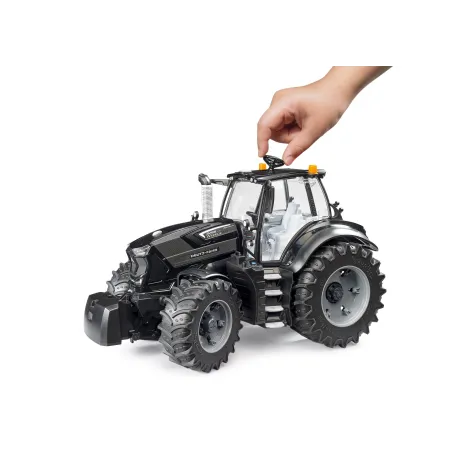 Tractor de juguete negro Deutz-Fahr 8280 TTV Warrior a escala 1:16 con cabina accesible.