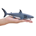 Figura artesanal de gran tiburón blanco con detalles anatómicos realistas pintados a mano.