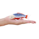 Figura de carpa koi Asagi pintada a mano para decoración y coleccionismo.
