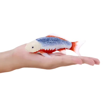 Figura de carpa koi Asagi pintada a mano para decoración y coleccionismo.