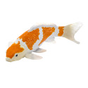 Figura decorativa de carpa koi Ochiba Shigure pintada a mano en tonos dorados y blancos de estilo japonés.
