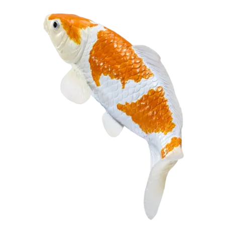 Figura de carpa koi Ochiba Shigure pintada a mano en tonos dorados y blancos para decoración de estilo japonés.