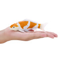Figura de carpa koi Ochiba Shigure pintada a mano en tonos dorados y blancos para decoración de estilo japonés.