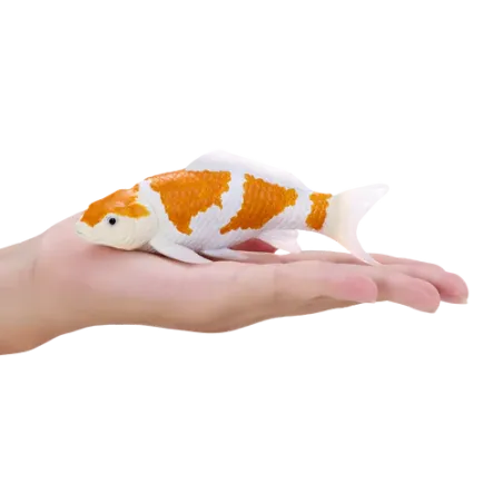 Figura de carpa koi Ochiba Shigure pintada a mano en tonos dorados y blancos para decoración de estilo japonés.