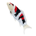 Figura decorativa de carpa Koi Showa Sanshoku pintada a mano con patrón tricolor japonés.