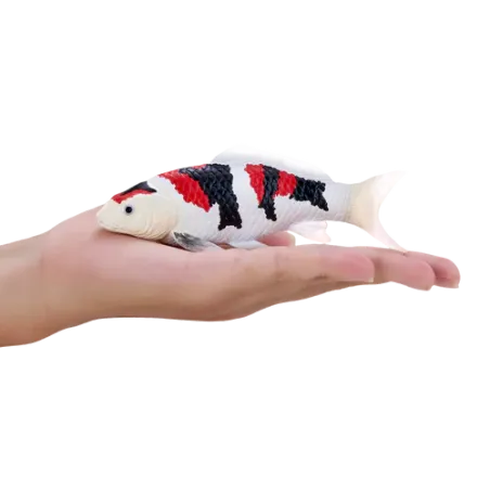 Figura decorativa de carpa Koi Showa Sanshoku pintada a mano con patrón tricolor japonés.