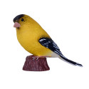 Figura artesanal de jilguero americano pintada a mano con detalles realistas y colores vibrantes.