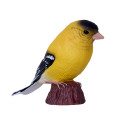 Figura artesanal de jilguero americano pintada a mano con detalles realistas y colores vibrantes.
