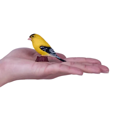 Figura artesanal de jilguero americano pintada a mano con detalles realistas y colores vibrantes.