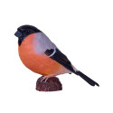 Figura de pájaro camachuelo pintada a mano con detalles realistas para decoración.