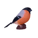 Figura decorativa de camachuelo pintada a mano con detalles realistas y colores vibrantes.