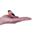 Figura decorativa de camachuelo pintada a mano con detalles realistas y colores vibrantes.