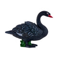 Figura de cisne negro decorativo pintado a mano con detalles realistas para decoración de interiores.