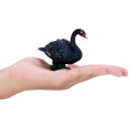 Figura de cisne negro decorativo pintado a mano con detalles realistas para decoración de interiores.