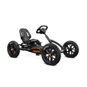 Coche de pedales todoterreno BERG Buddy Cross en color negro con freno de mano para niños.