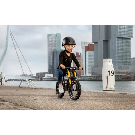 Bicicleta infantil BERG Bike Cross gris con freno de mano de alta precisión y diseño ergonómico ajustable.