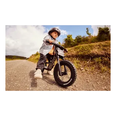 Bicicleta infantil BERG Bike Cross gris con freno de mano de alta precisión y diseño ergonómico ajustable.