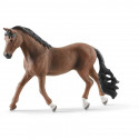 Figura de caballo Trakehner de Schleich con trenza francesa y postura de competición.