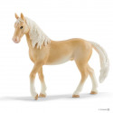 Figura de caballo semental Akhal-Teke de Schleich con pelaje dorado brillante y porte elegante.