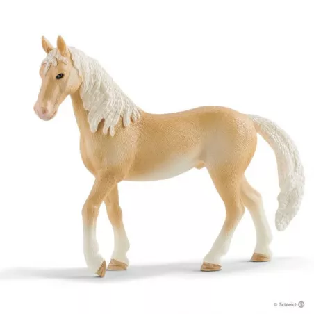Figura de caballo semental Akhal-Teke de Schleich con pelaje dorado brillante y porte elegante.