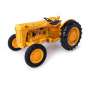 Réplica a escala 1:32 del tractor clásico Massey Harris Ferguson 202 Work-Bull de Universal Hobbies en metal.