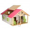 Establo de juguete de madera rosa con dos compartimentos y techo abatible a escala 1:24.